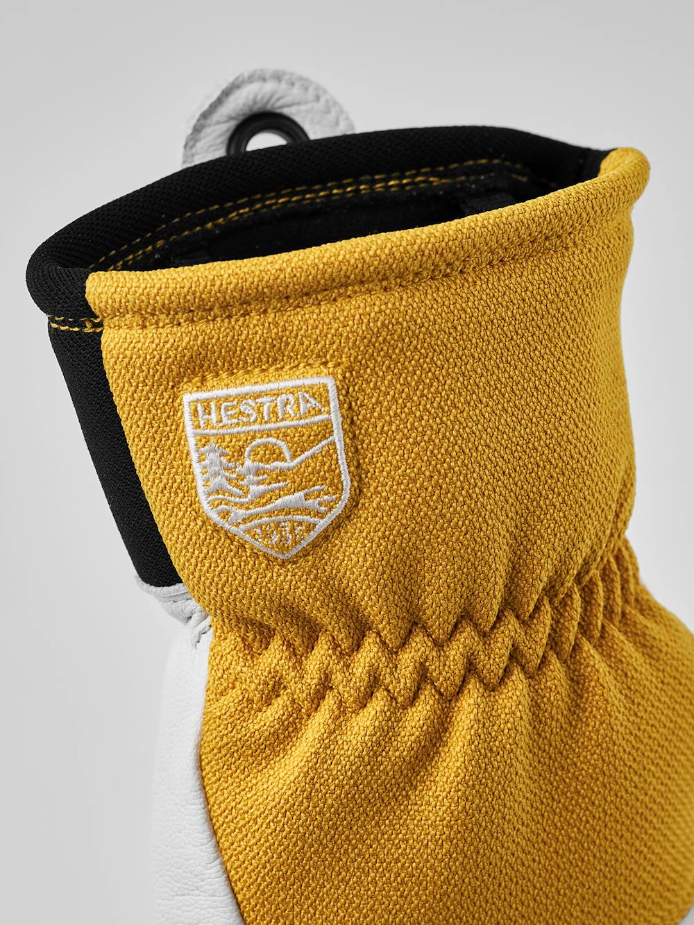 Gul skidhandske i nötnappa med vitt getskinn i innerhanden 
 (5 av 9)