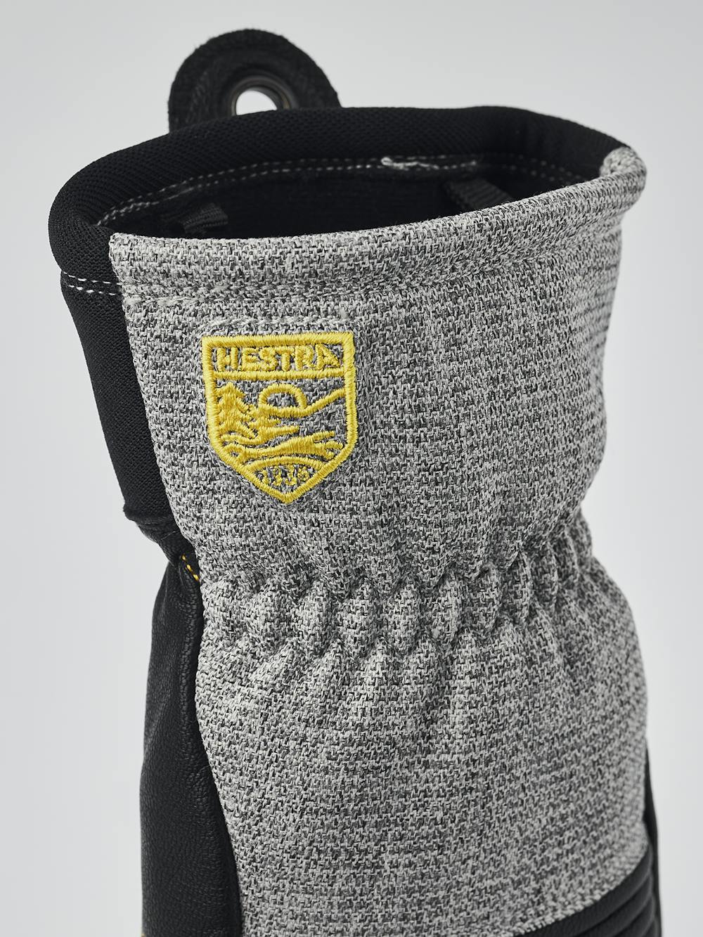 Grå skidhandske i nötnappa med svart getskinn i innerhanden
 (4 av 7)