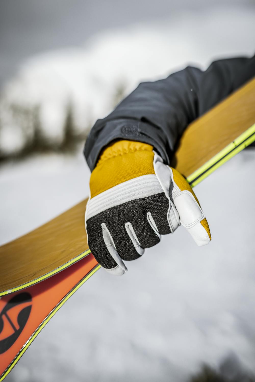 Gul skidhandske i nötnappa med vitt getskinn i innerhanden
(2 av 9)