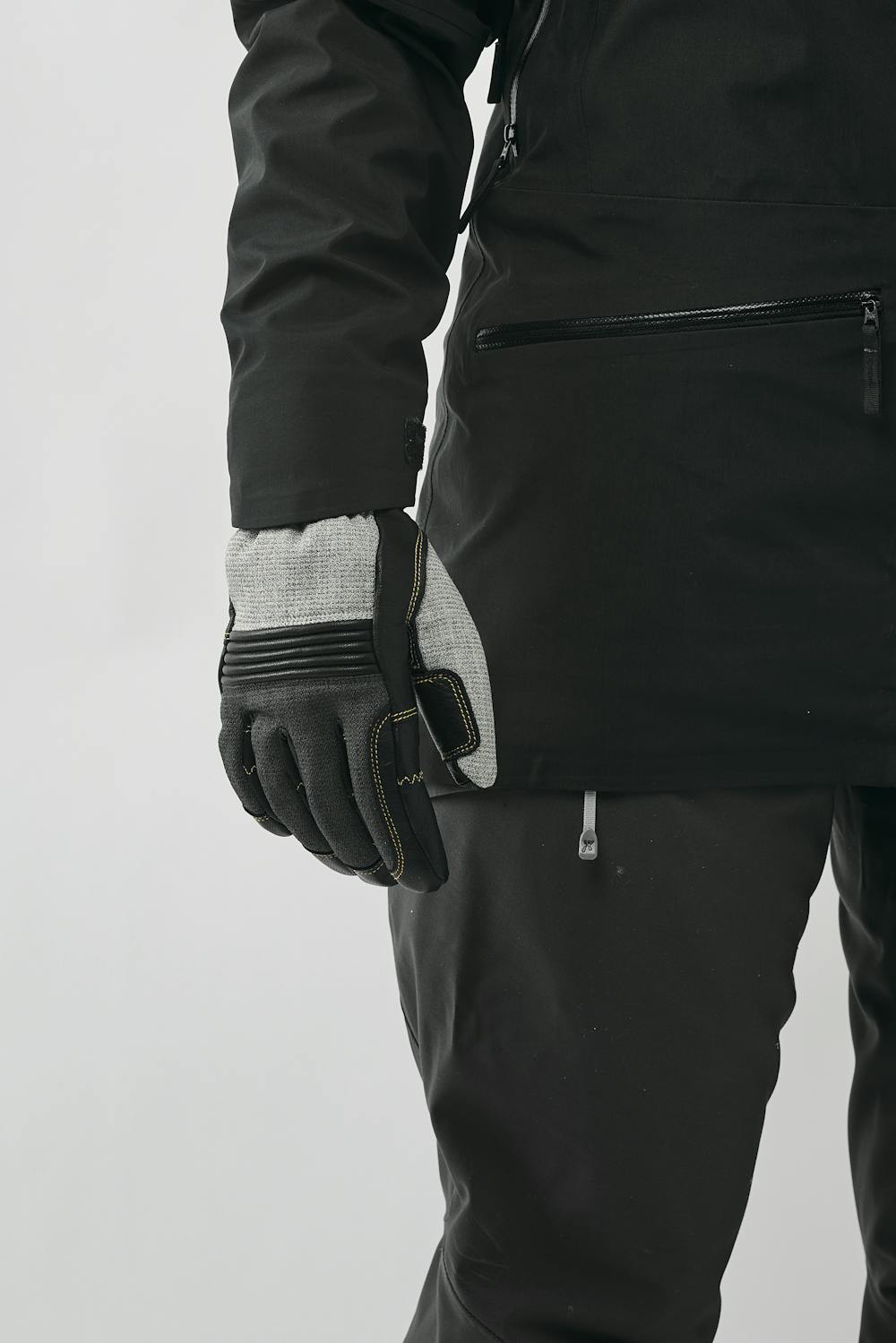 Grå skidhandske i nötnappa med svart getskinn i innerhanden
 (6 av 7)