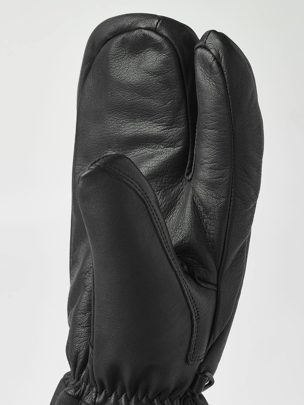 Svart trefingershandske i getskinn och nötnappa
(6 av 6)