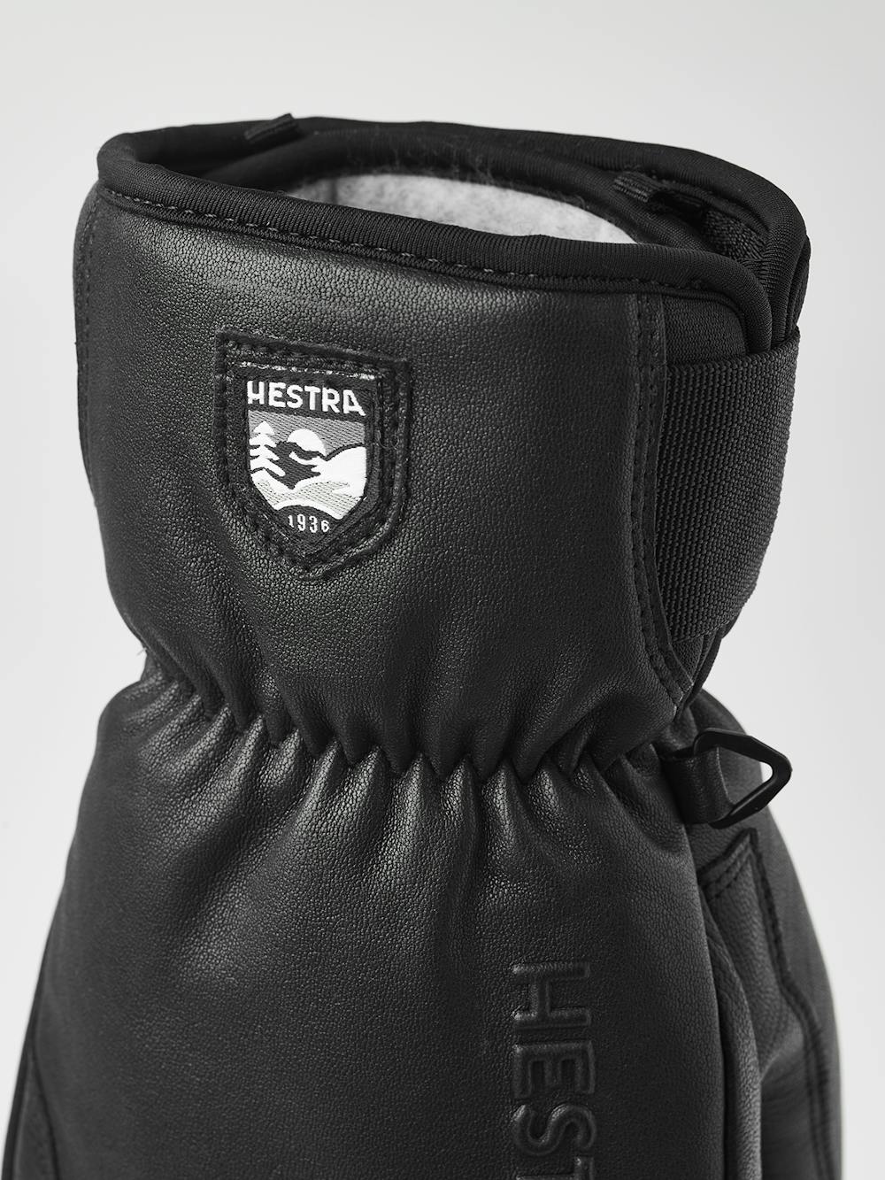 Svart trefingershandske i getskinn och nötnappa
(3 av 6)