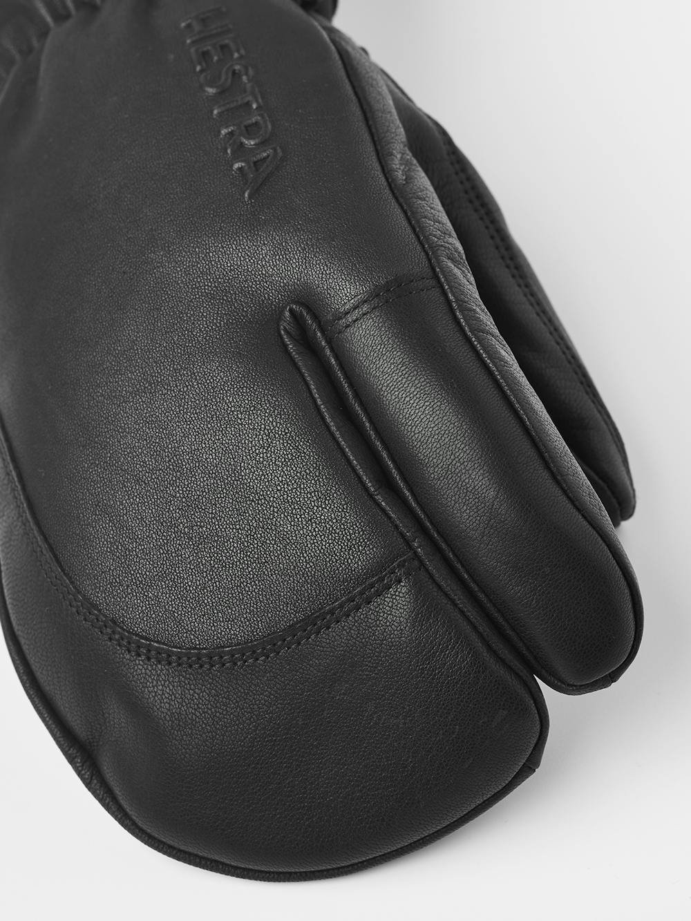 Svart trefingershandske i getskinn och nötnappa
(5 av 6)