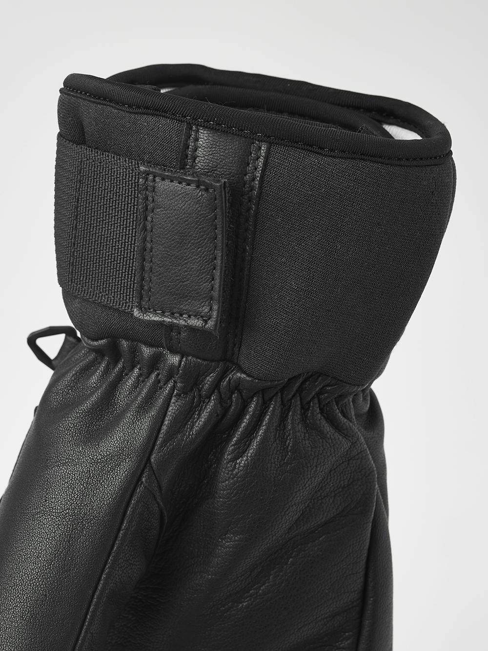 Svart trefingershandske i getskinn och nötnappa
 (2 av 6)