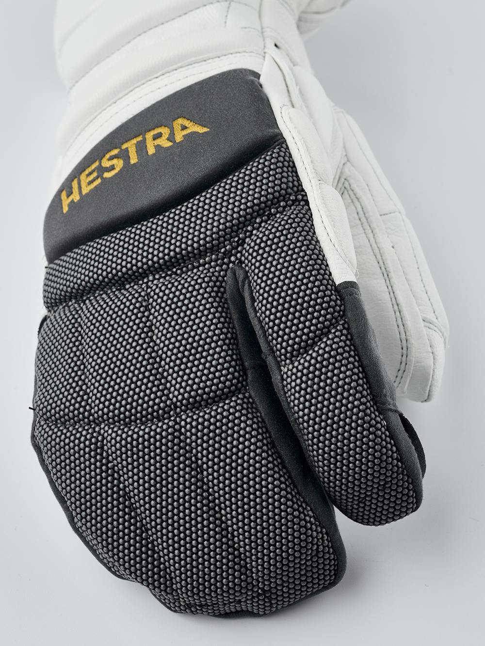 Vit och grå trefingershandske i getskinn
(2 av 5)