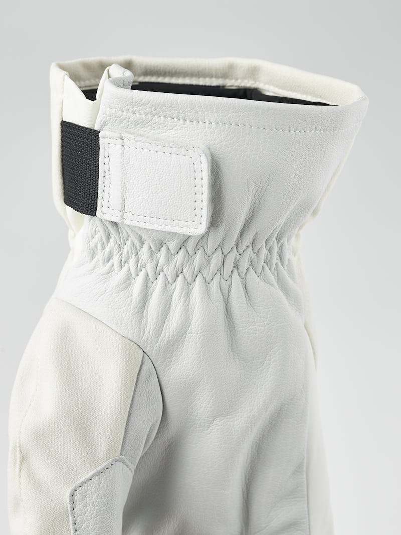 Powder Short in the color Offwhite (3 of 5)