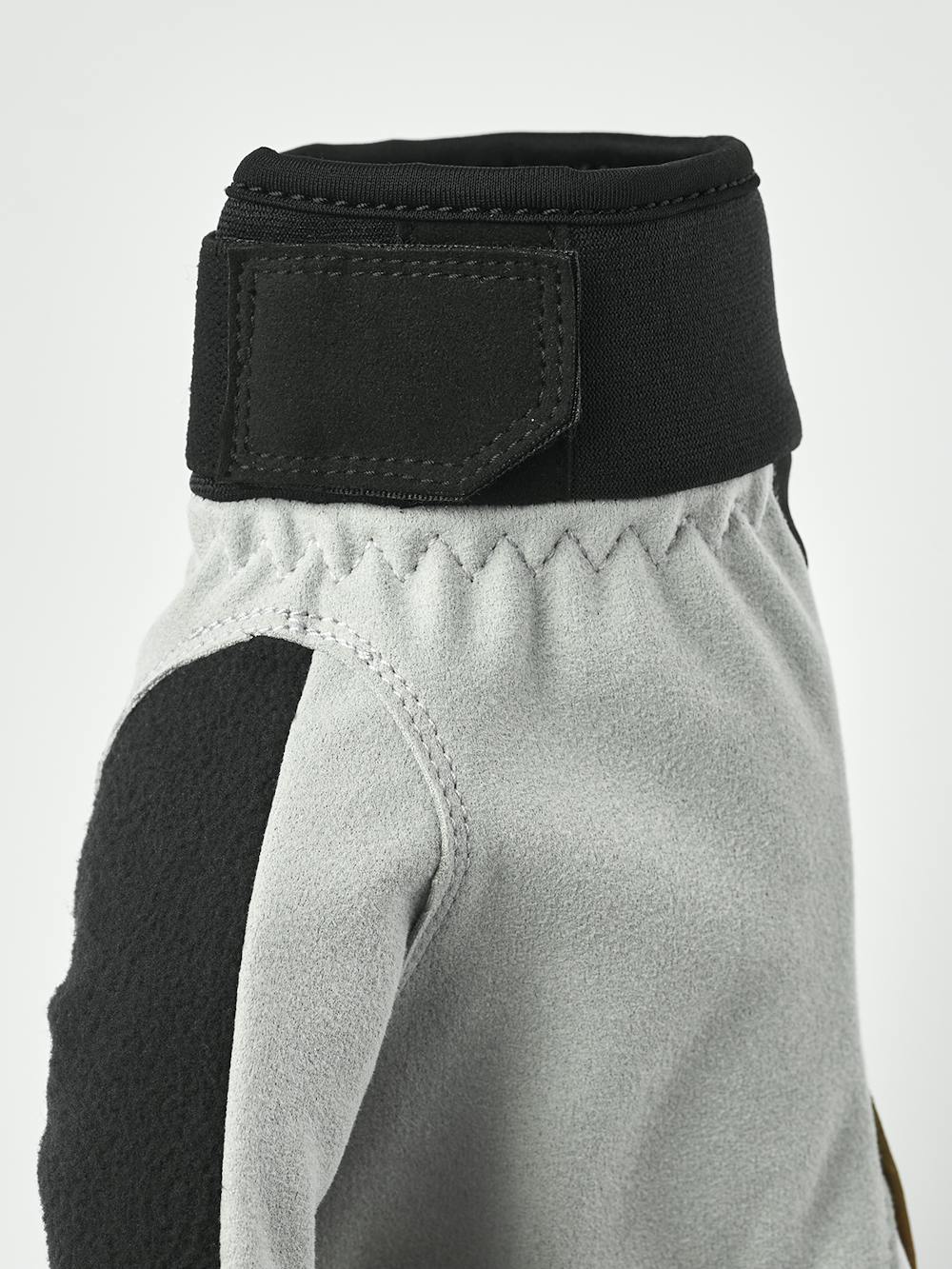 Svart och orange längdskidhandske i tyg med grå innerhand i syntetisk mocka
(7 av 10)