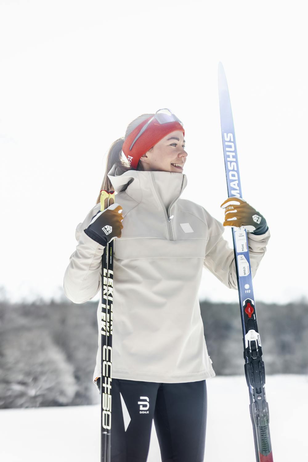 Svart och orange längdskidhandske i tyg med grå innerhand i syntetisk mocka 
 (8 av 10)