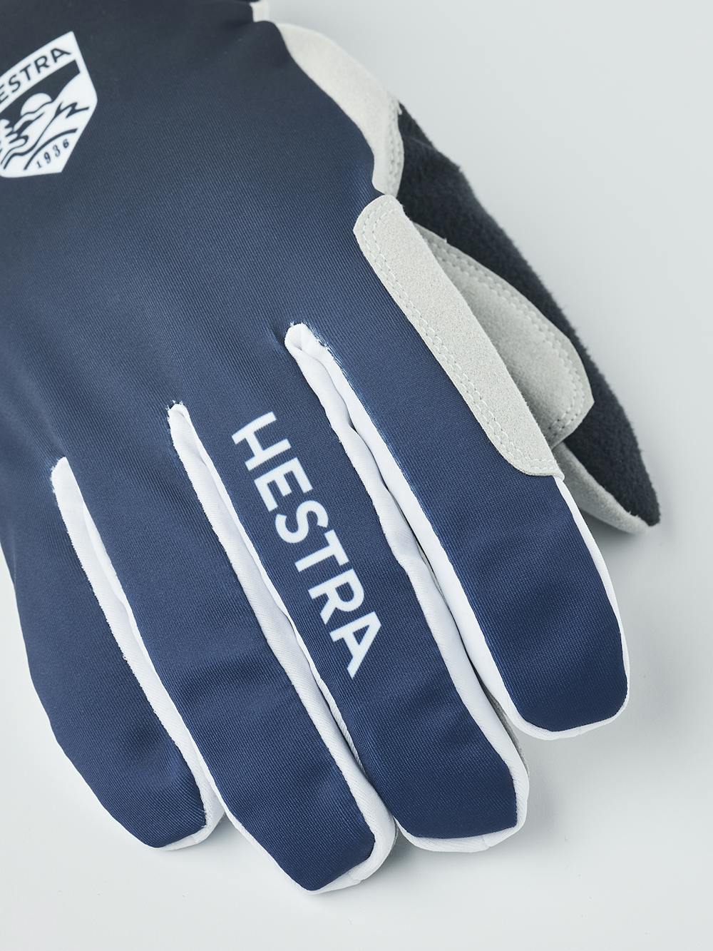 Mörkblå längdskidhandske i tyg med vit innerhand i syntetisk mocka
(3 av 5)