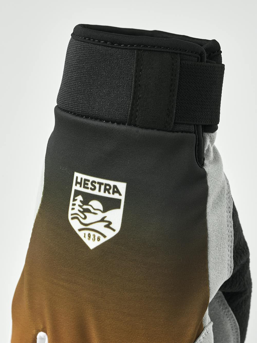 Svart och orange längdskidhandske i tyg med grå innerhand i syntetisk mocka
(9 av 10)