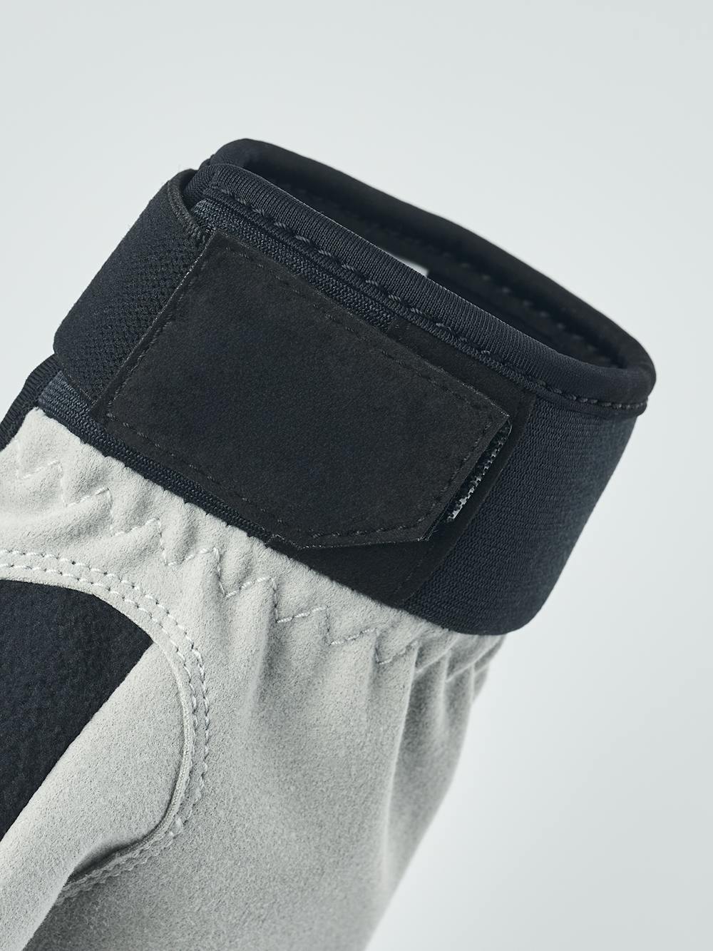 Mörkblå längdskidhandske i tyg med vit innerhand i syntetisk mocka
(5 av 5)