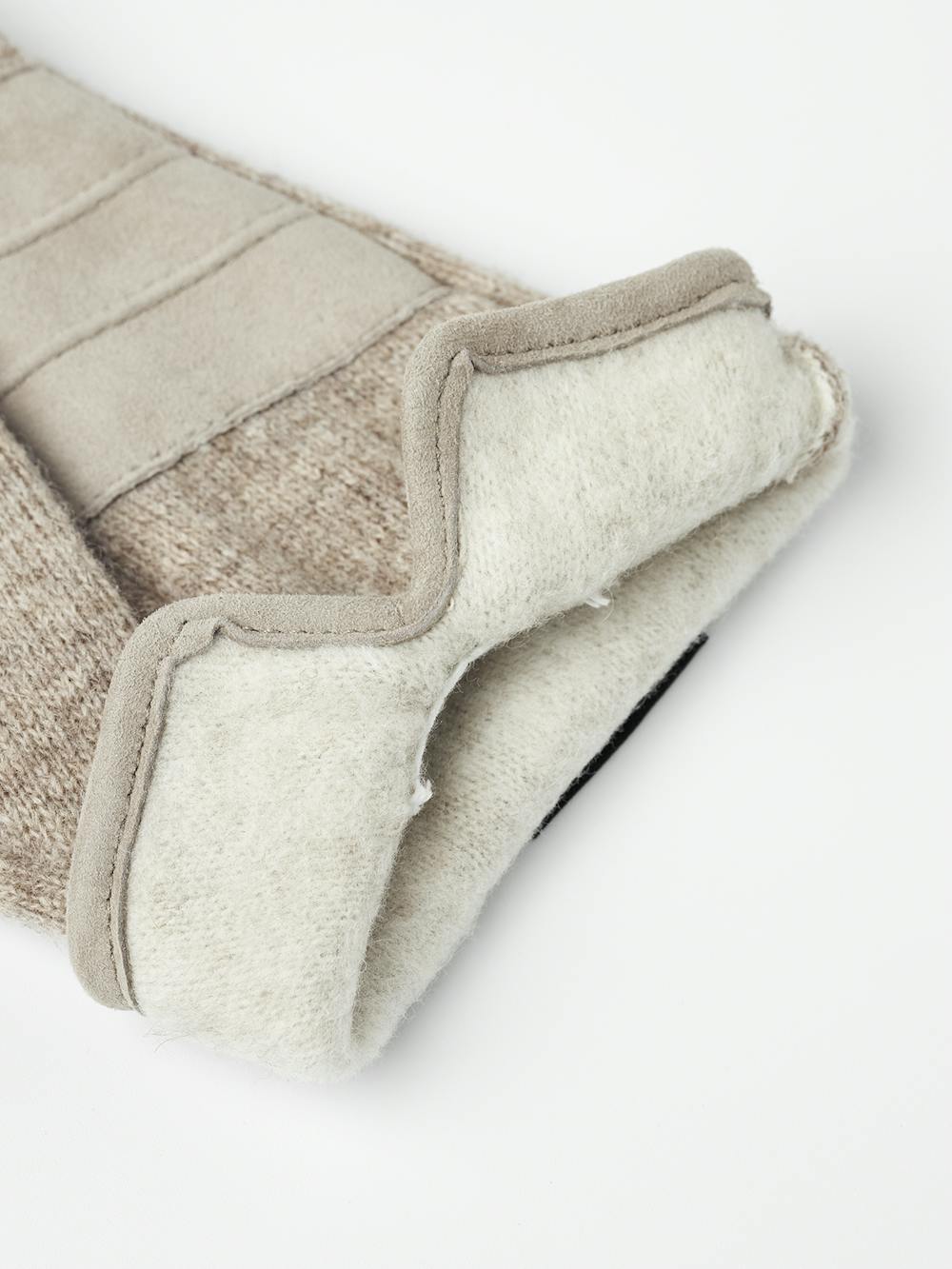 Beiger Handschuh aus Wolljersey mit Wildlederdetails
(5 oder 8)