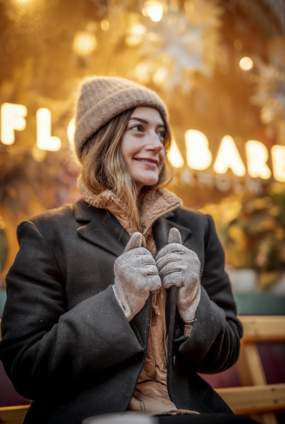 Beiger Handschuh aus Wolljersey mit Wildlederdetails
 (8 oder 8)