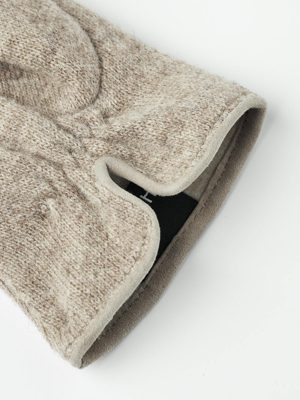 Beiger Handschuh aus Wolljersey mit Wildlederdetails
(7 oder 8)