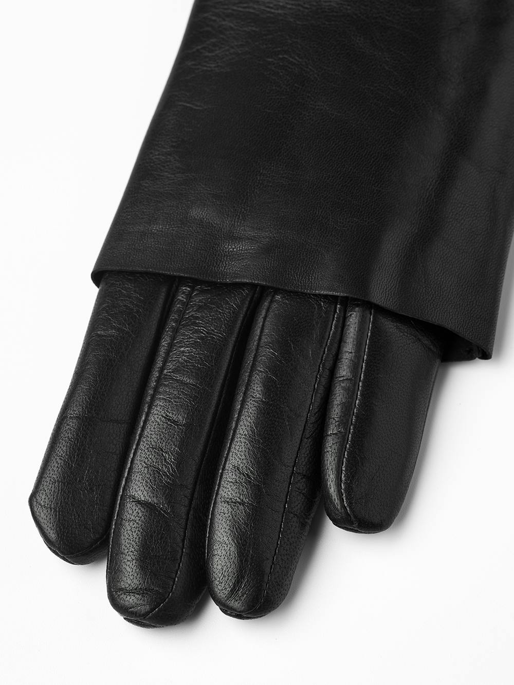 Svart maskinsydd skinnhandske med nedvikt "cape"
 (5 av 9)