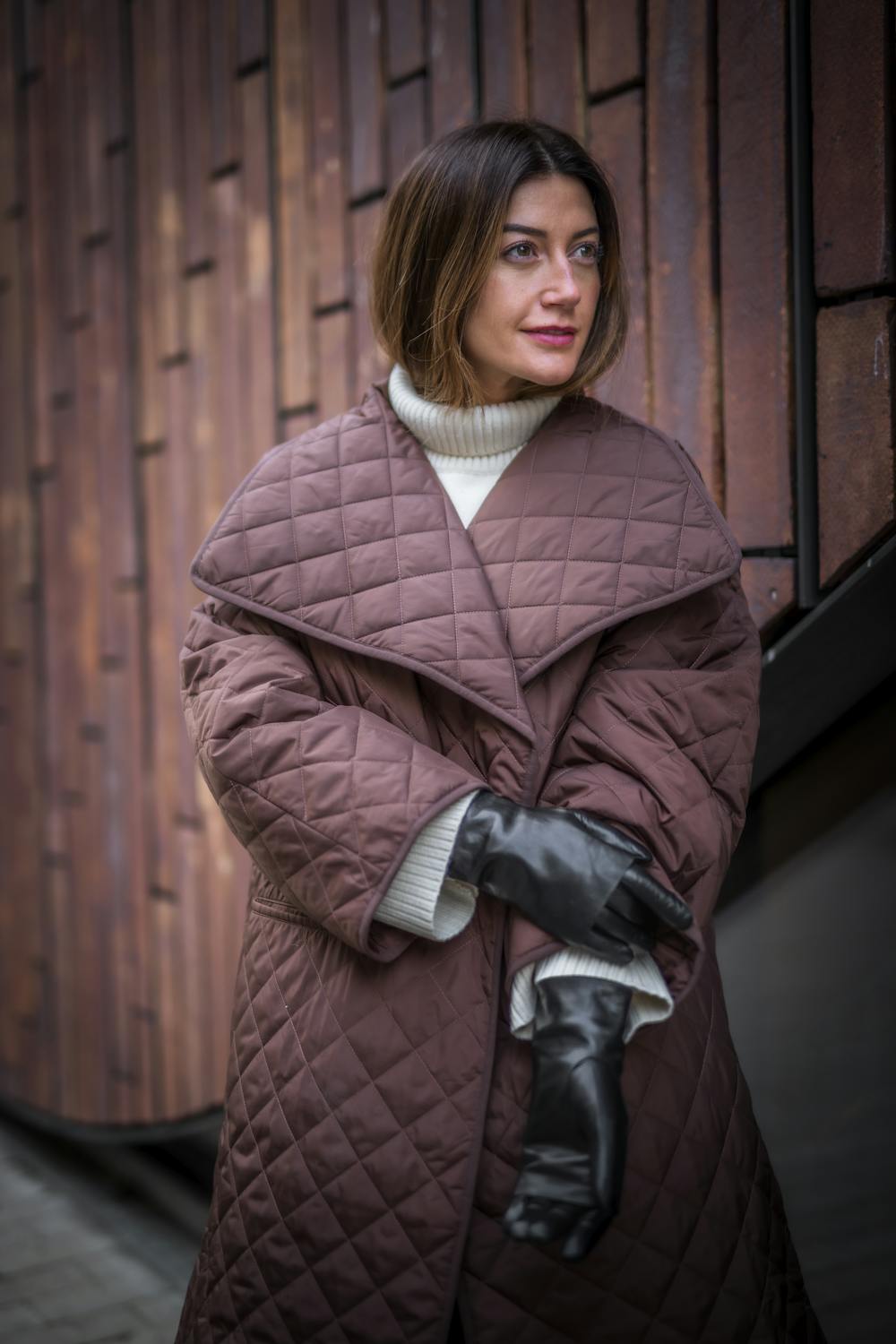 Svart maskinsydd skinnhandske med nedvikt "cape"
(8 av 9)