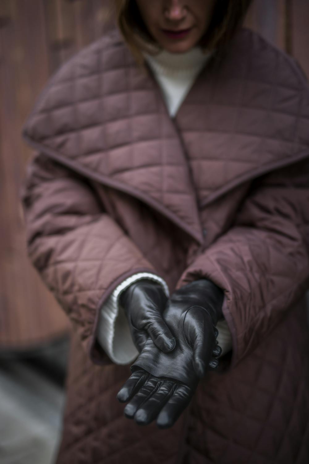 Svart maskinsydd skinnhandske med nedvikt "cape"
 (6 av 9)