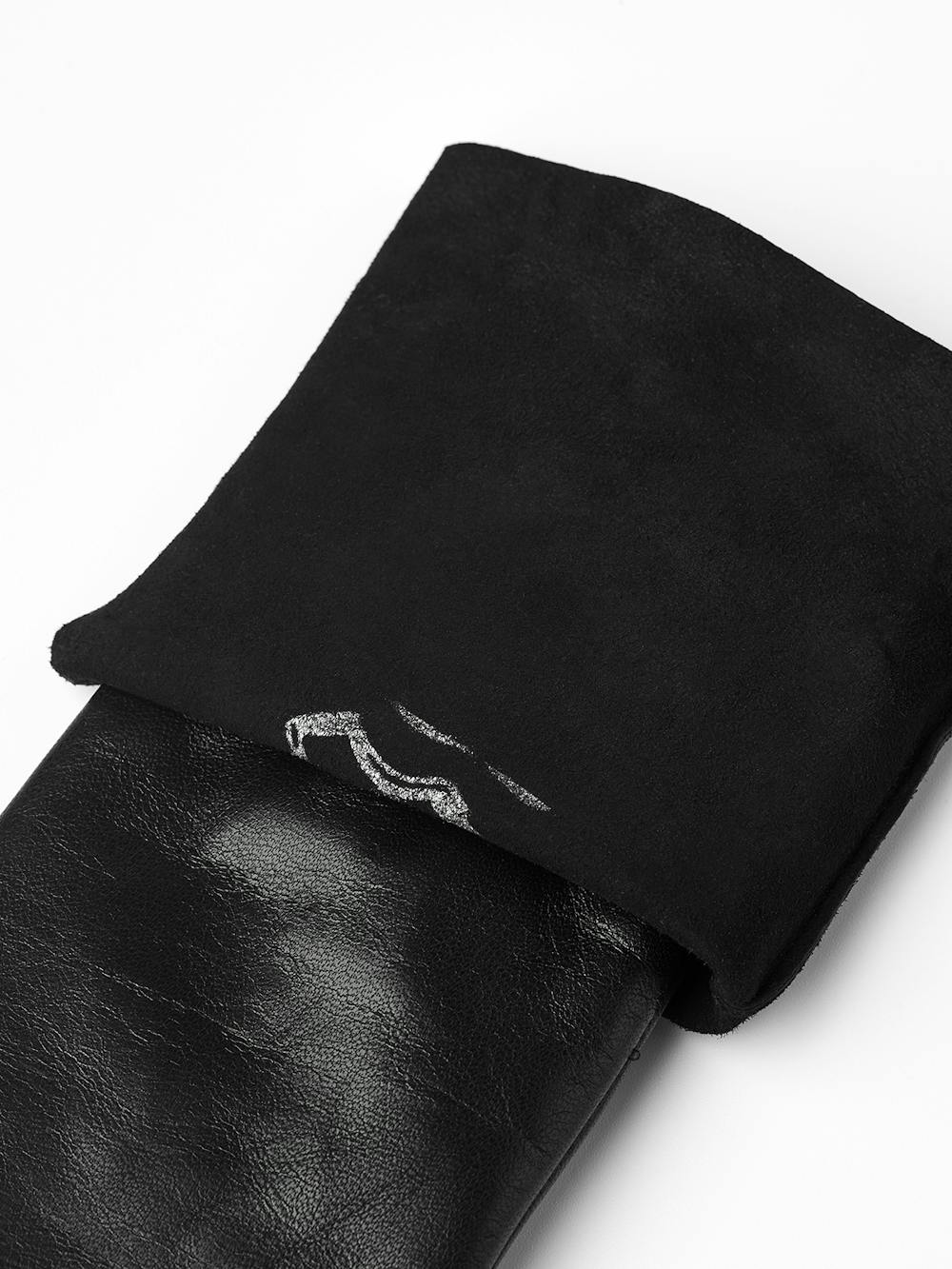 Svart maskinsydd skinnhandske med nedvikt "cape"
(3 av 9)