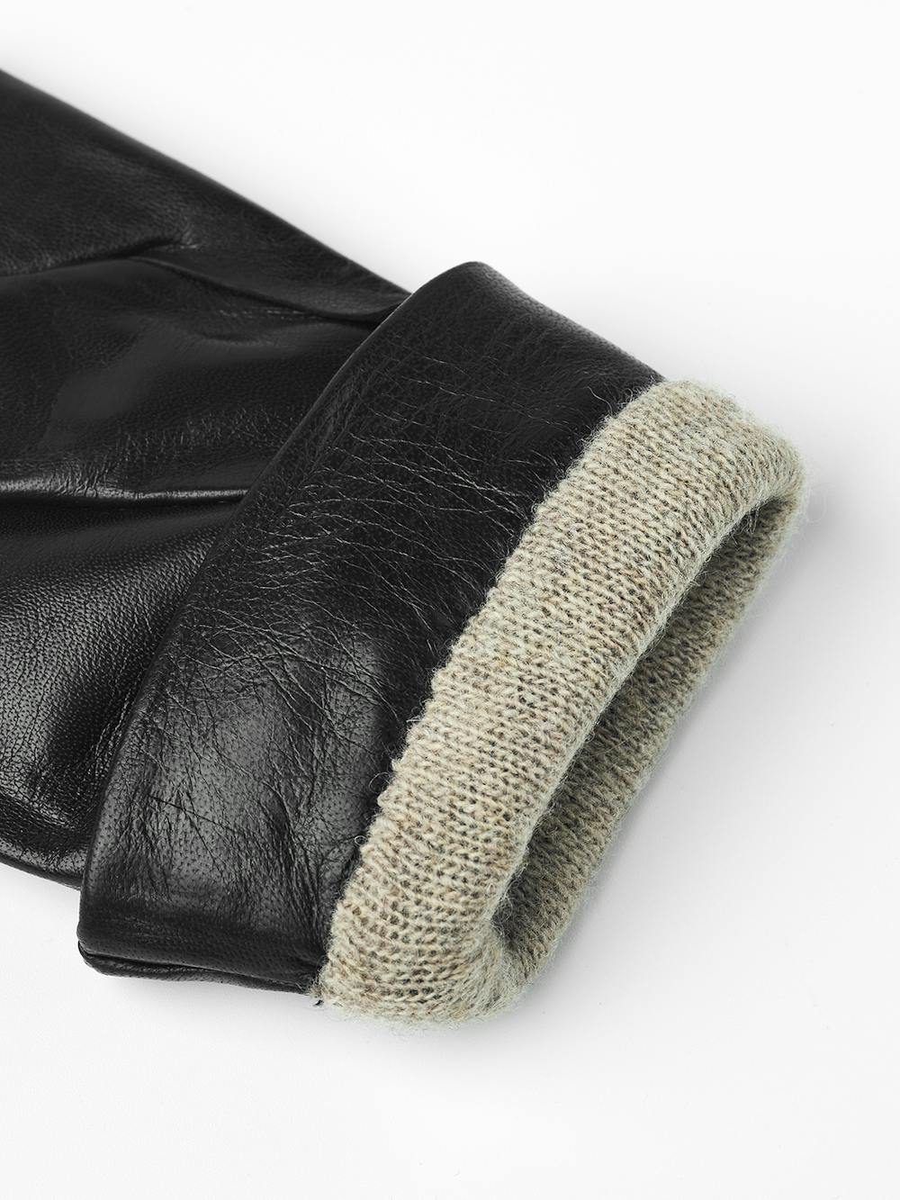 Svart maskinsydd skinnhandske med nedvikt "cape"
 (4 av 9)