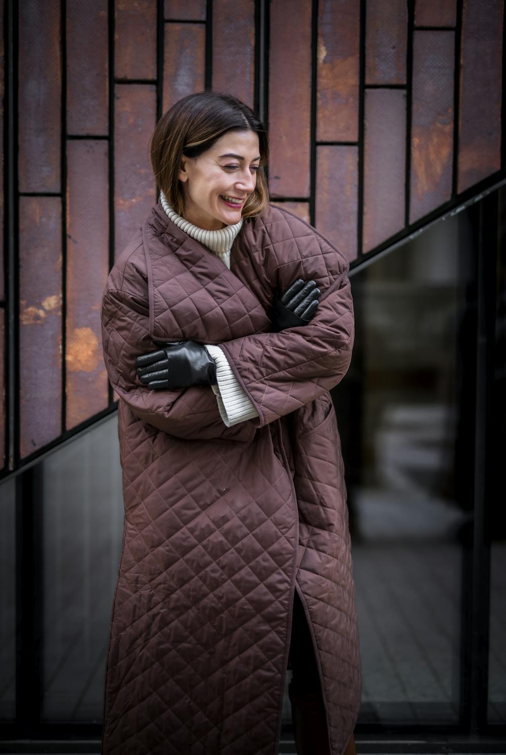 Svart maskinsydd skinnhandske med nedvikt "cape"
 (7 av 9)