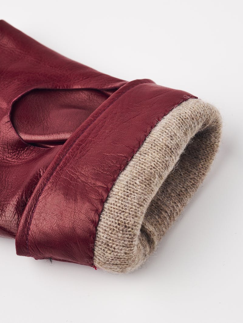 Laura i färgen Mörkröd (3 av 6)