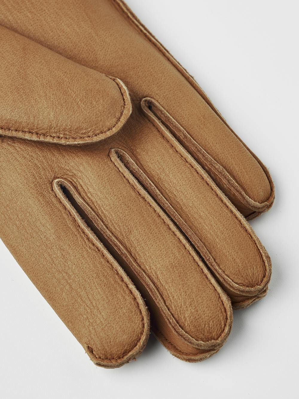 Ljusbrun maskinsydd skinnhandske i hjortskinn med ljusbeige utstickande ullfoder
(9 av 10)