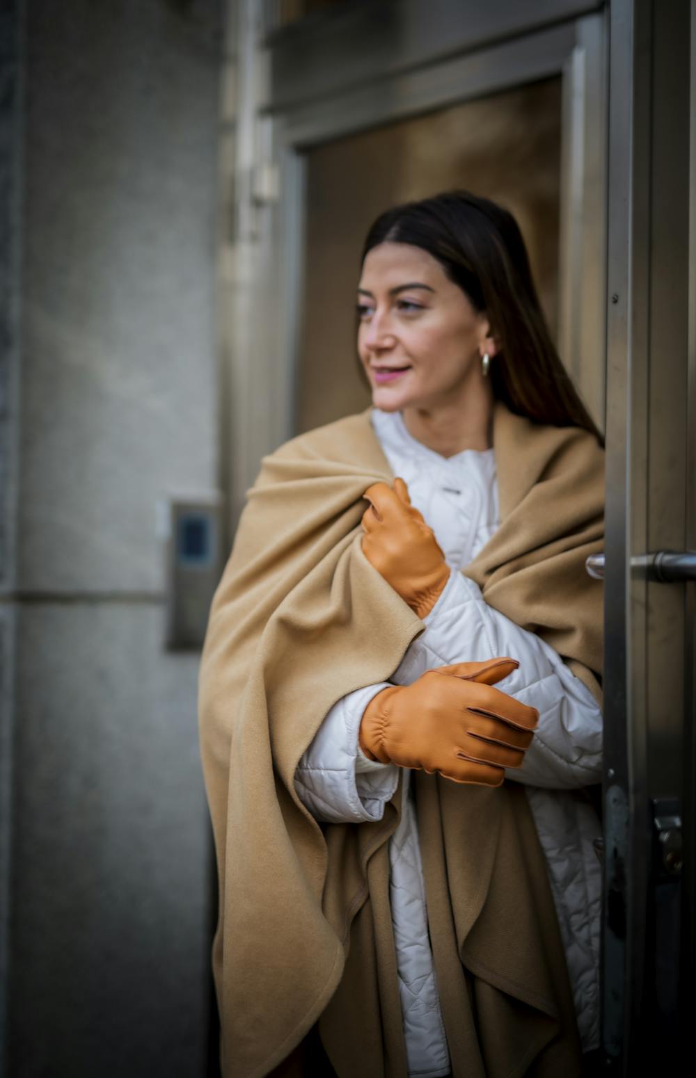 Ljusbrun maskinsydd skinnhandske i hjortskinn med ljusbeige utstickande ullfoder
 (4 av 10)