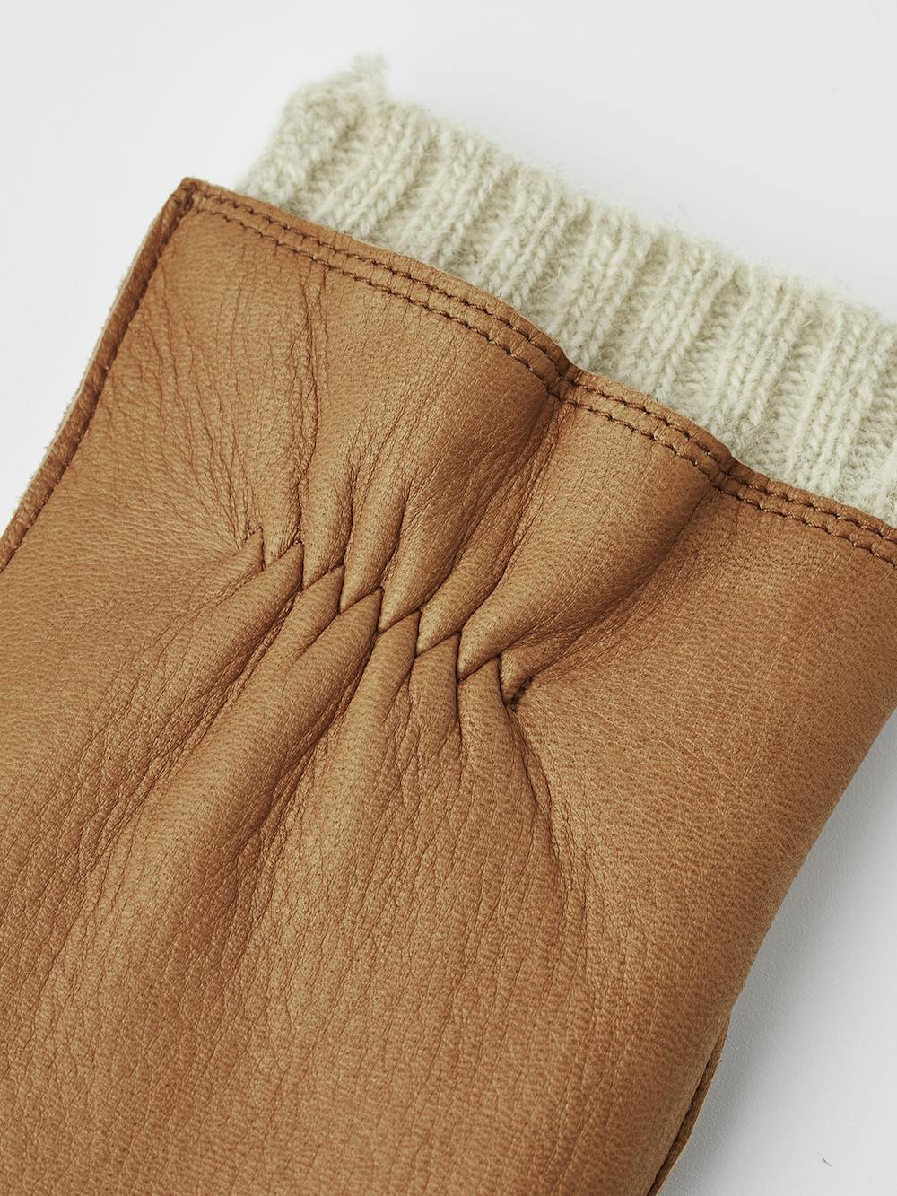 Ljusbrun maskinsydd skinnhandske i hjortskinn med ljusbeige utstickande ullfoder
 (5 av 10)