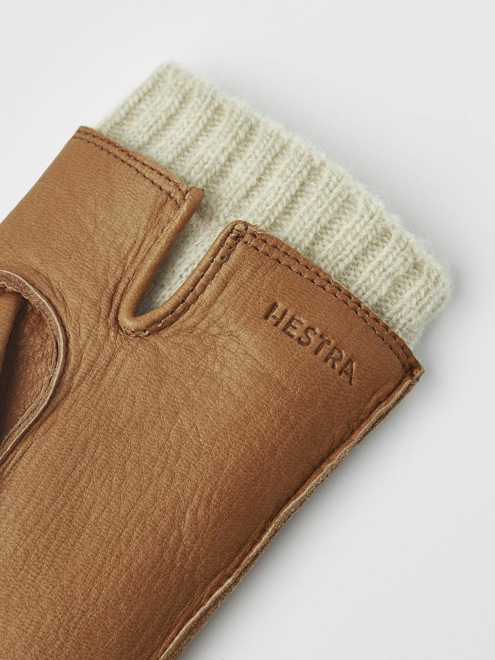 Ljusbrun maskinsydd skinnhandske i hjortskinn med ljusbeige utstickande ullfoder
 (7 av 10)