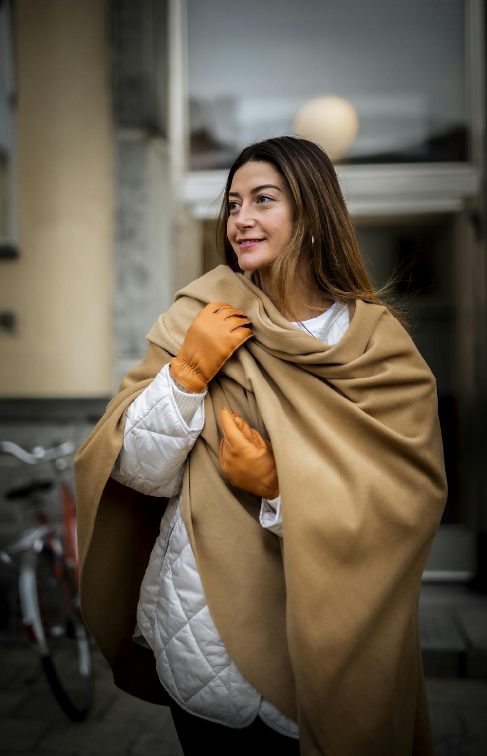 Ljusbrun maskinsydd skinnhandske i hjortskinn med ljusbeige utstickande ullfoder
 (2 av 10)