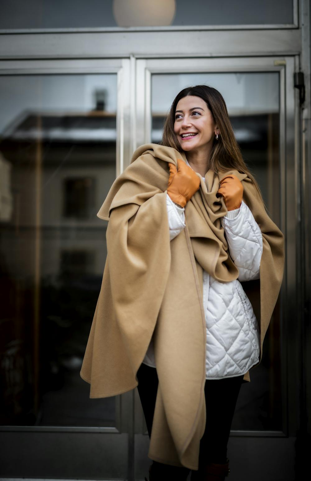 Ljusbrun maskinsydd skinnhandske i hjortskinn med ljusbeige utstickande ullfoder
 (6 av 10)