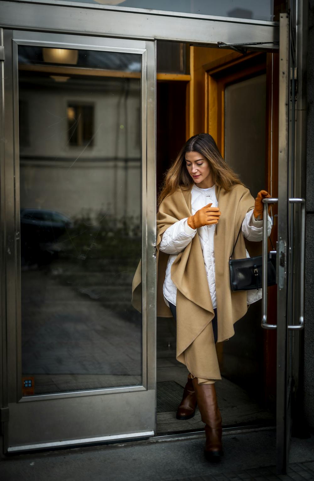 Ljusbrun maskinsydd skinnhandske i hjortskinn med ljusbeige utstickande ullfoder
 (8 av 10)