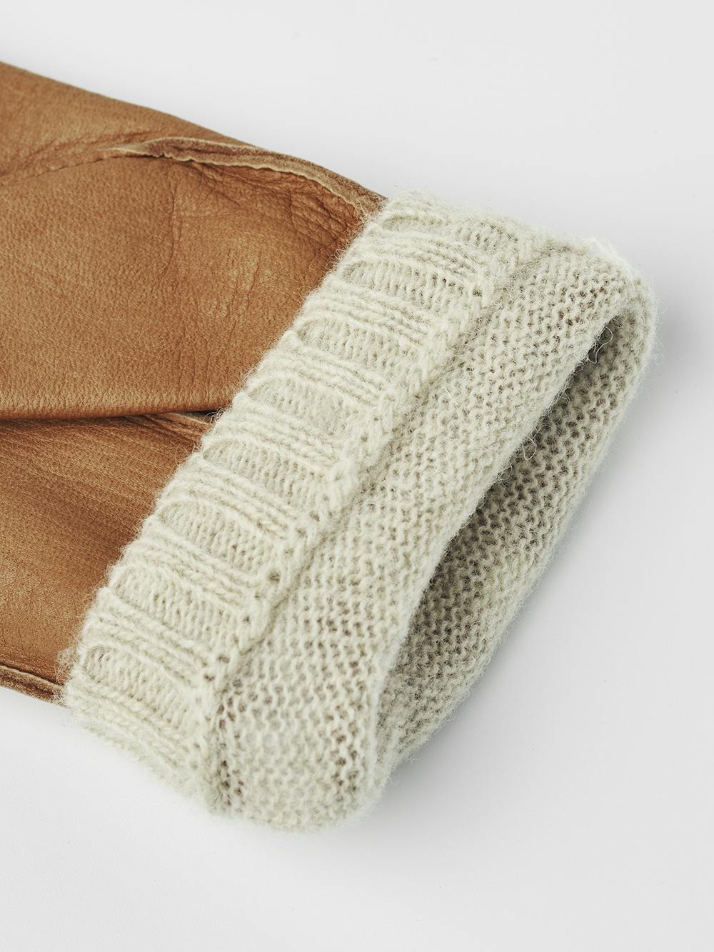 Ljusbrun maskinsydd skinnhandske i hjortskinn med ljusbeige utstickande ullfoder
(3 av 10)