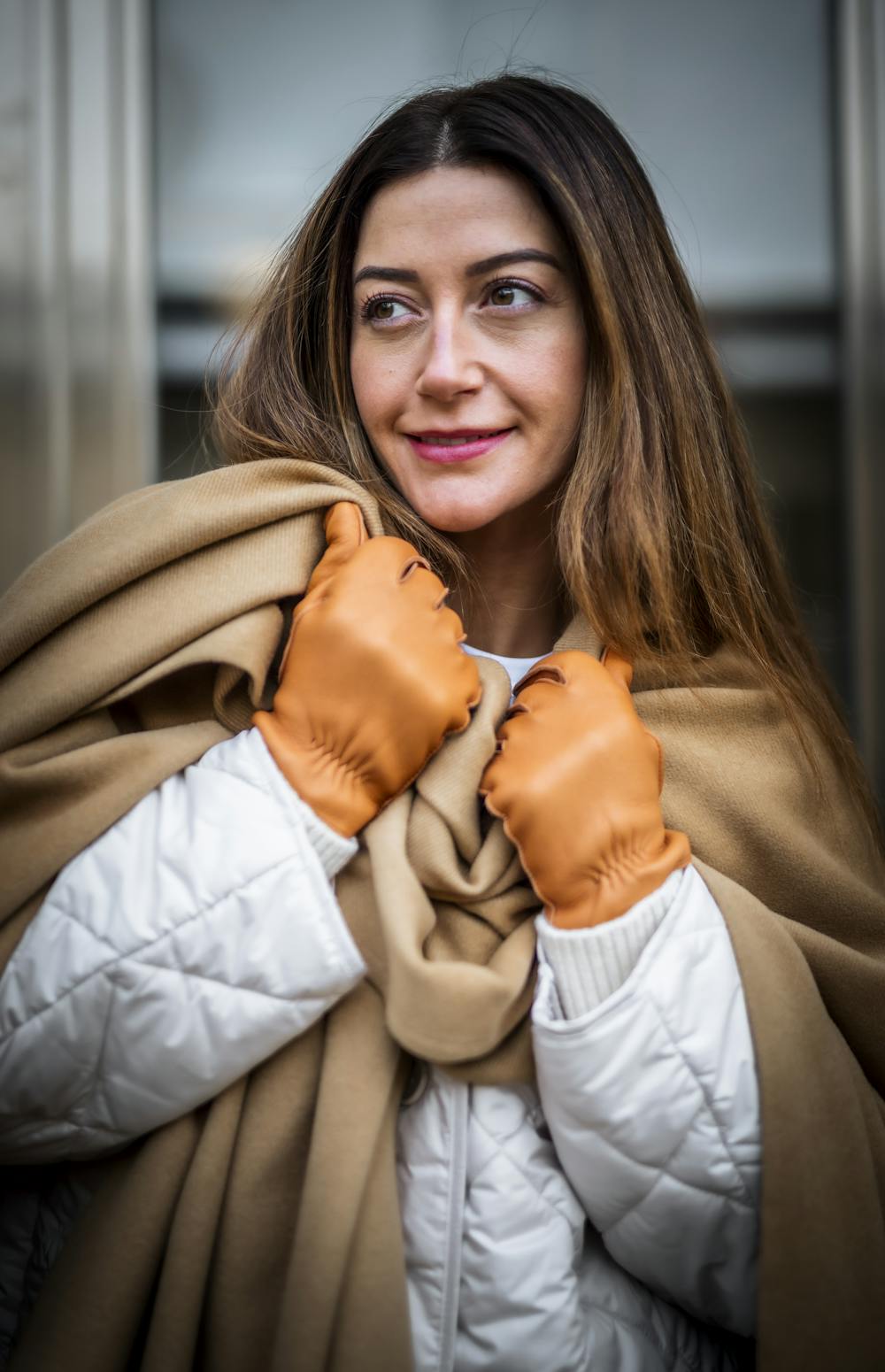 Ljusbrun maskinsydd skinnhandske i hjortskinn med ljusbeige utstickande ullfoder
 (10 av 10)